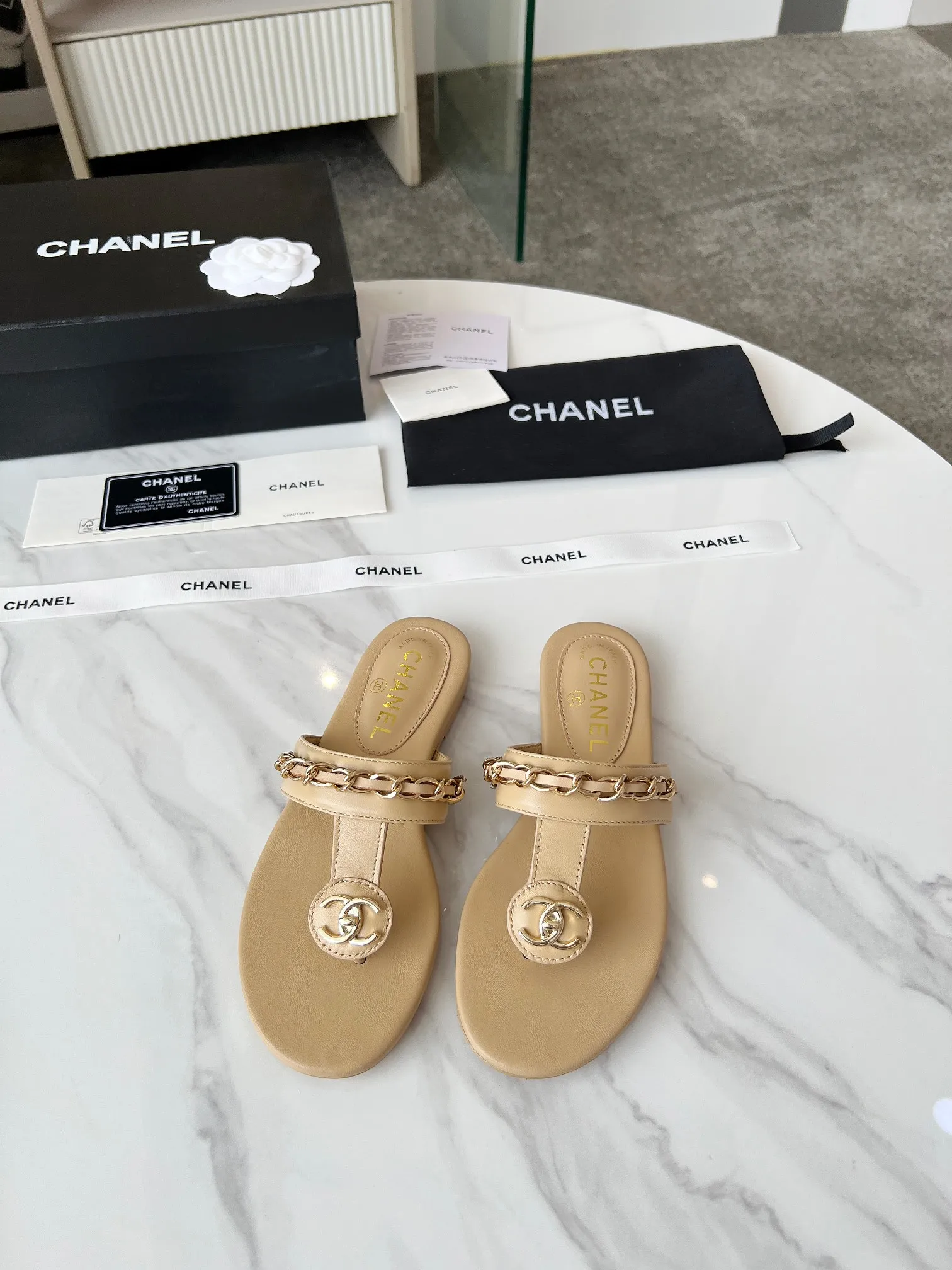 👟👟Ex-factory price 440👟👟 CHANEL｜Xiaoxiang 25 spring and summer new product Double C chain series flip-flops and sandals. Chain sandals are this year's big hit. I have been impressed by their beauty, casual and natural, and have the classic dominance of Xiangjia. From leather to hardware, the upper foot is comfortable and stylish. The fabric is made of imported lambskin, the lining is silk sheepskin, and the Italian genuine leather outsole Code number: 35-39 (40/41 customized)